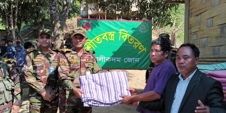 আলীকদমে বড়দিন উপলক্ষে সেনাবাহিনীর আর্থিক সহায়তা ও শীতবস্ত্র বিতরণ
